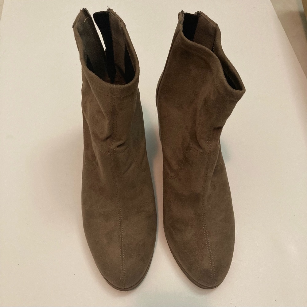 BCFOOTWEAR light brown fabric vegan zip back 3” block heel comfortable size 8 :)